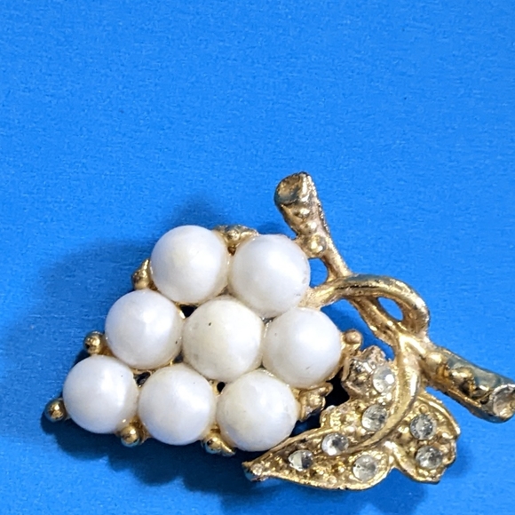 Vintage broche grapes metallic gold tone and pearl tone - Picture 8 of 16
